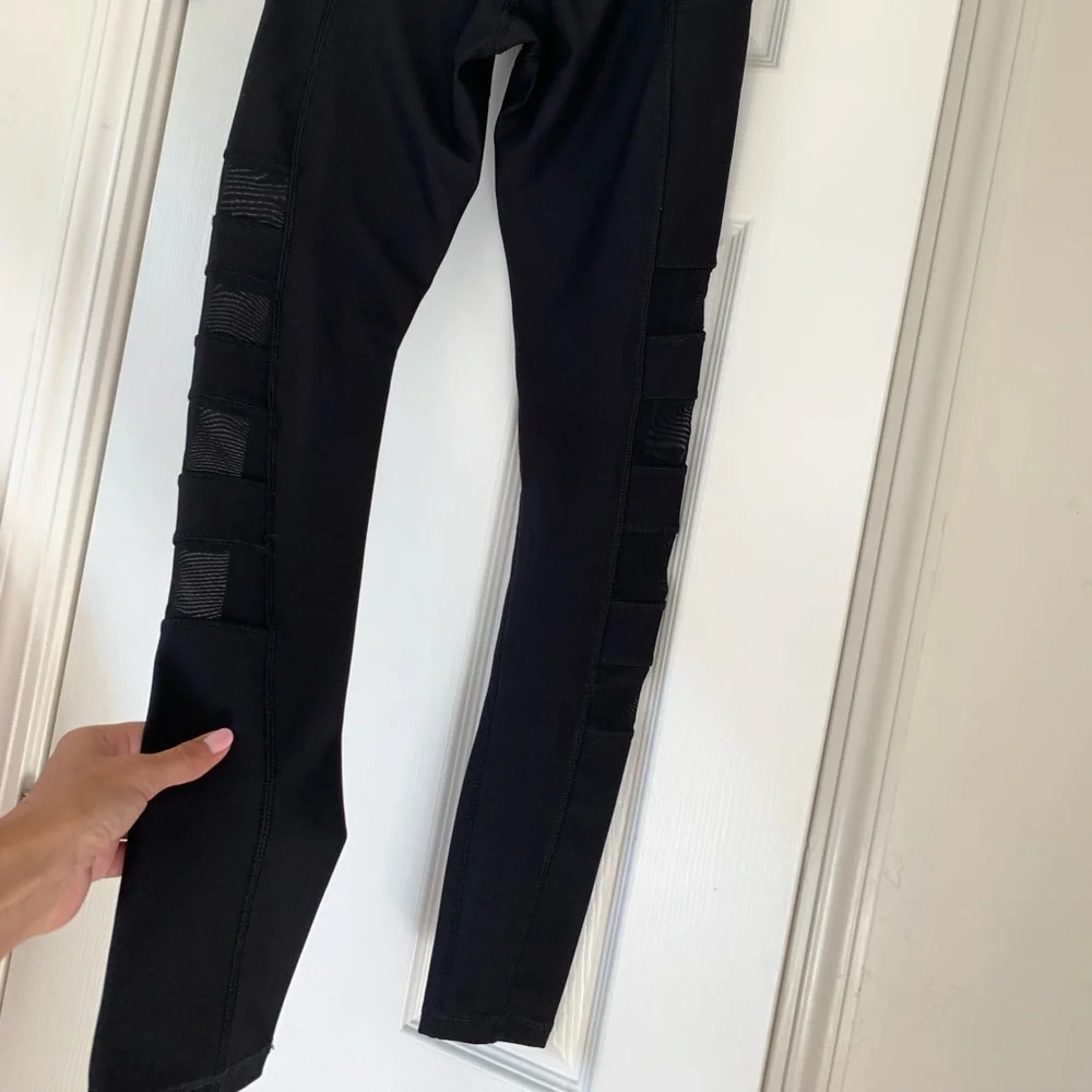 💥BOGO💥 Women’s black Yoga pants. Size XS Perfect condition - Picture 6 of 8